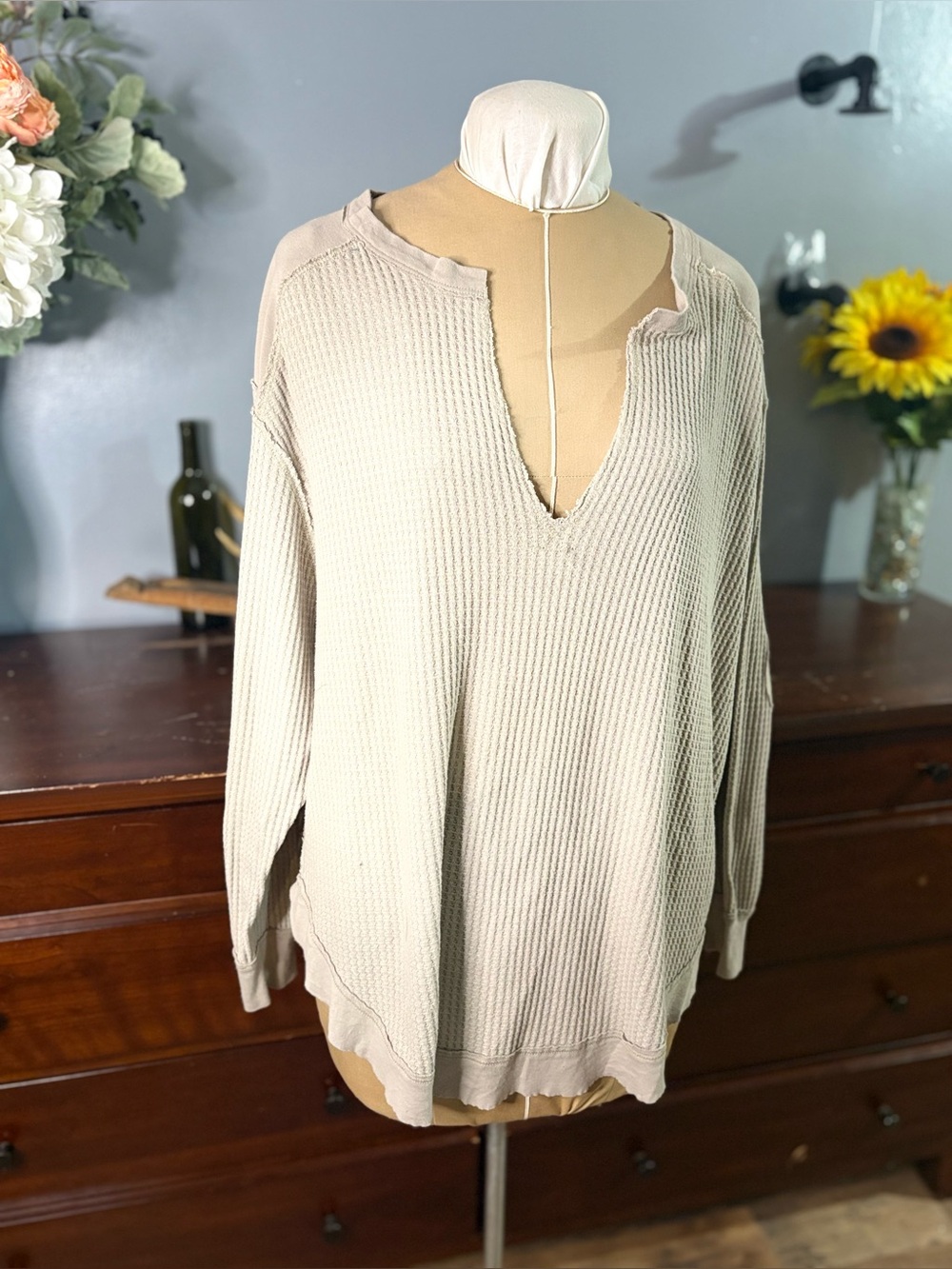 Urban daizy Cozy Distressed V-Neck Waffle Knit Sweater - Cream/light gray